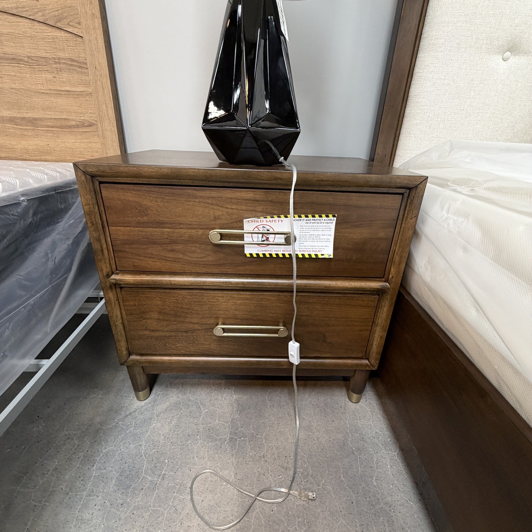 Weston Queen Bed And Nightstand